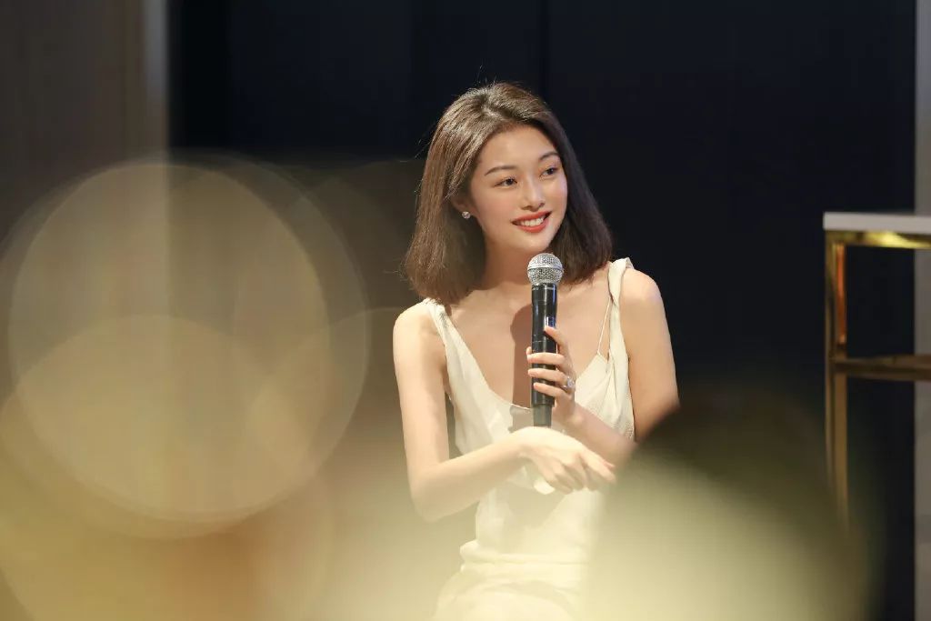 晚晚炫富穿珍稀皮草被撕是爱动物人设崩还是网友心嫉妒强