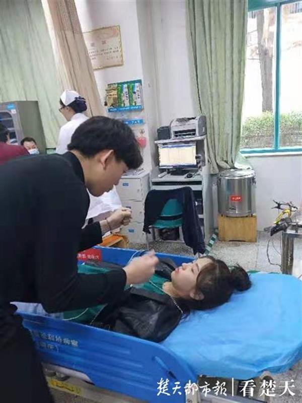 韩国女生武汉街头倒地昏迷口吐白沫幸遇这个95后她出手了