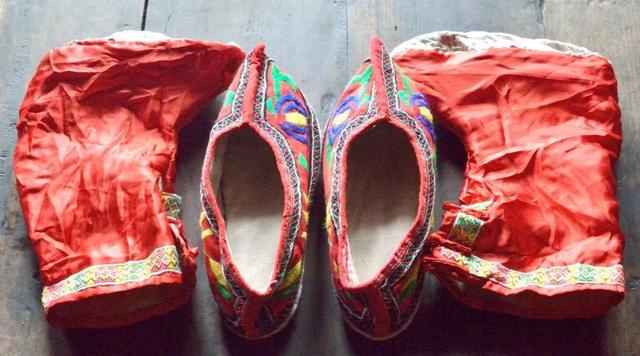 为自己准备嫁妆 切磋挑花技艺 8,这是一条古老的挑花裙,上面是䅟子花