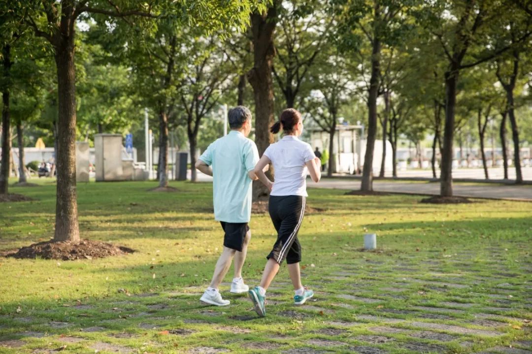 老人们天天晨练为什么还是容易生病原因只有一个