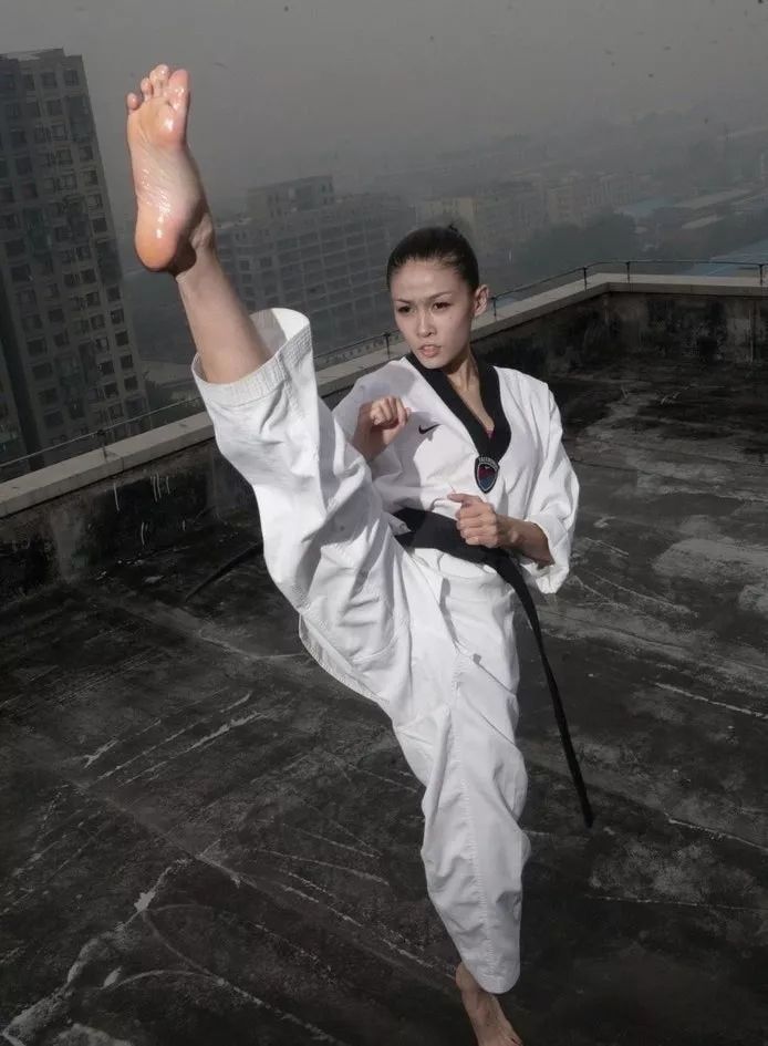 跆拳道美女腿法图片