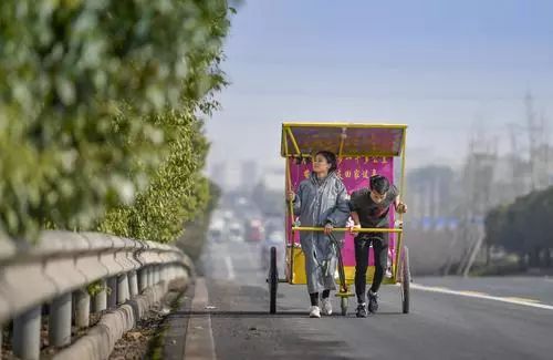 因為愛情東陽年輕情侶拖著自制小房車直播徒步回家你怎麼看