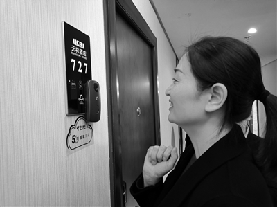 如今,还有了两种新选择,"刷脸"识别成功即可开门,还可用微信开门,瞬间