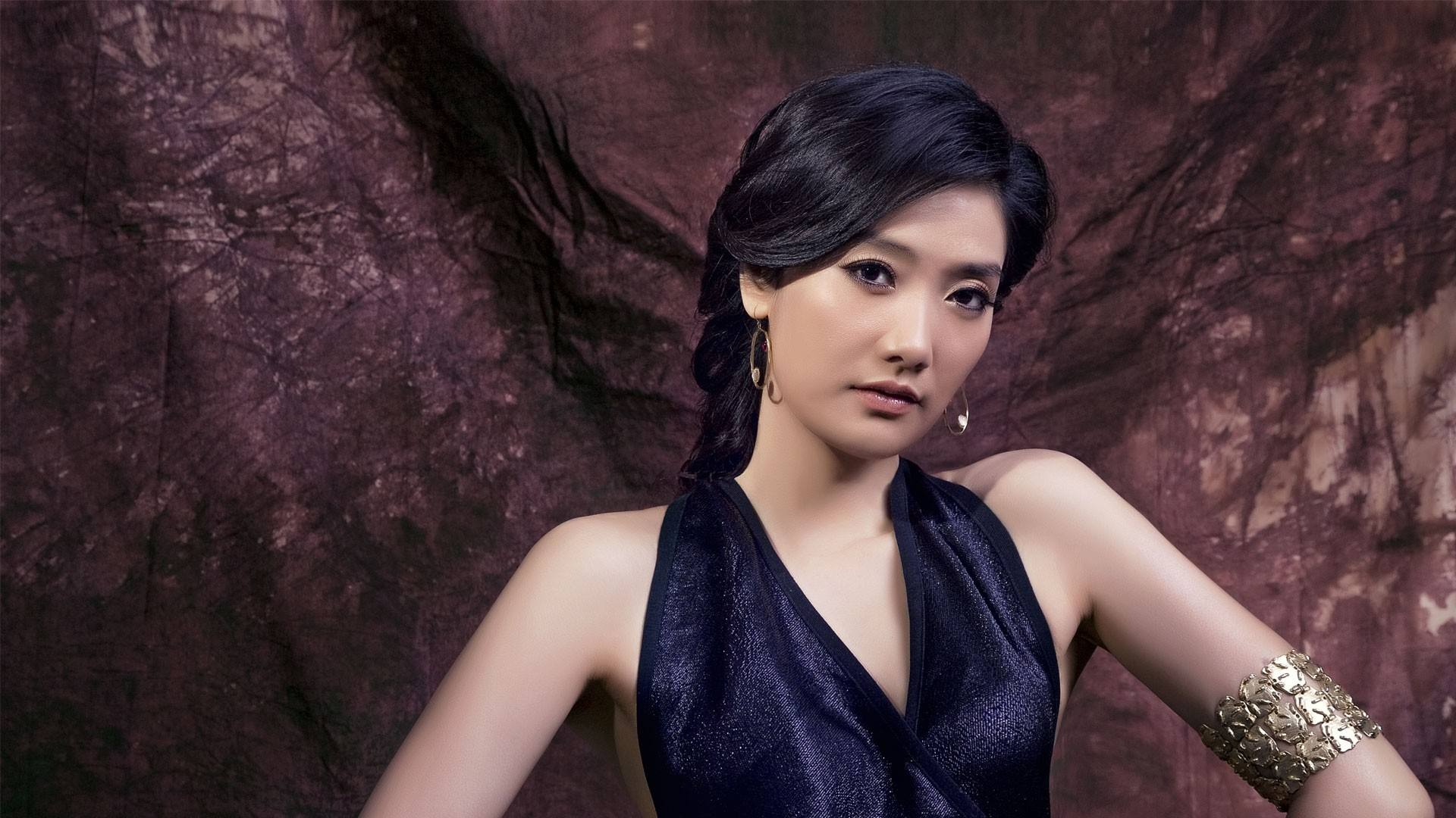 38岁凤凰传奇玲花现身机场素颜显好皮肤嘻哈风打扮太随性