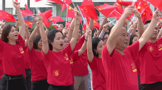 超燃!布吉市政广场300多人快闪歌唱祖国