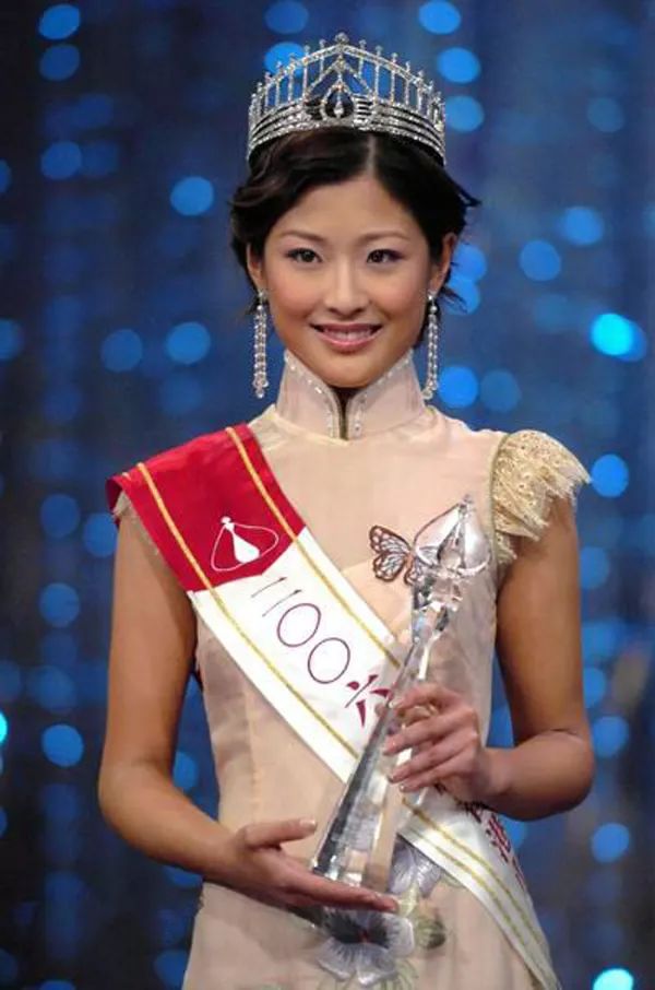 2006年参加香港小姐竞选,并且获得亚军和"最上镜小姐"奖,身披绶带头顶