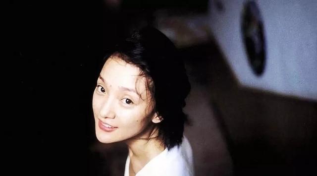 拍《女人不坏》间隙,周迅去了王若琳的音乐会现场,当时的经纪人特别