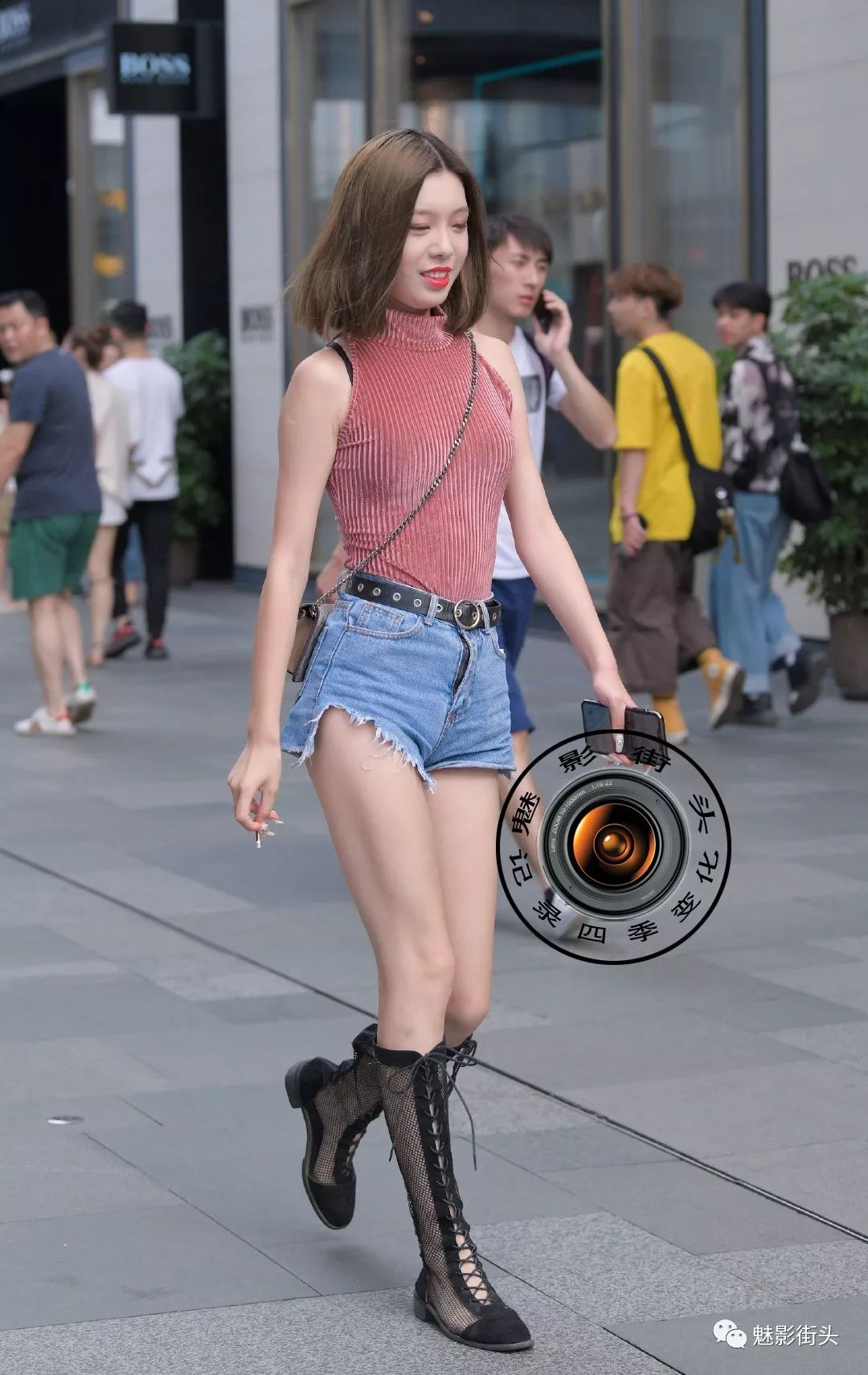 针织衫加牛仔短裤搭配一双黑色罗马靴很有秋天的味道