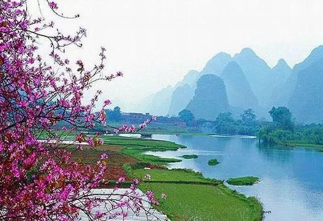 桃花江这个名字,既有桃花的甜美,又有流水的缠绵,光是听着就让人心生