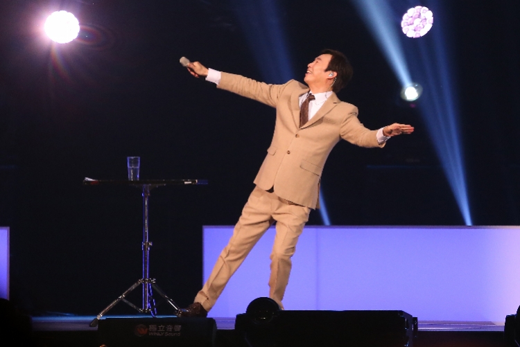 费玉清正式封麦告别演唱会赚2亿笑言让歌迷破费了