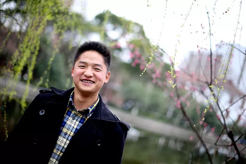 但安启龙是个例外,他考上大学走出大山,却时常回去,总是情不自禁地跟