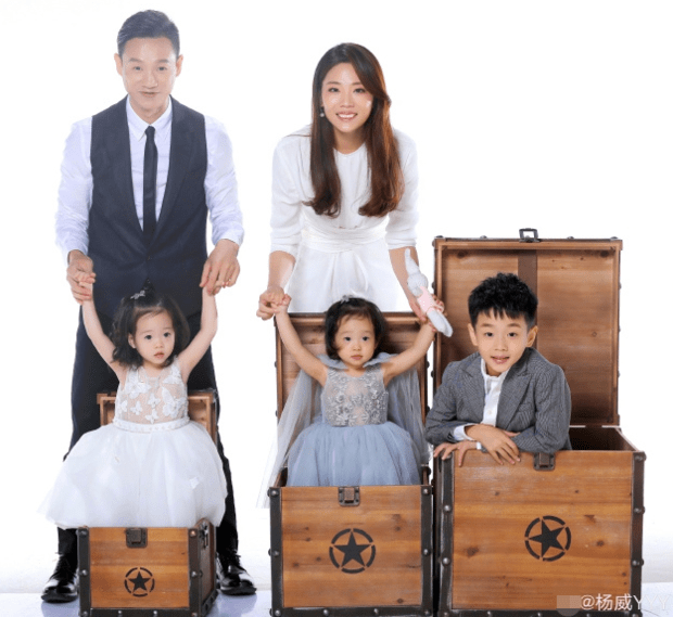 杨威为儿子杨阳洋庆生,双胞胎女儿一个像妈一个像爸,太好认了