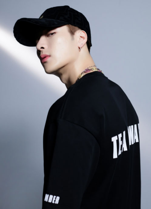 直面当代年轻人真实内心《mirrors》共收录8首歌曲,作为王嘉尔首张