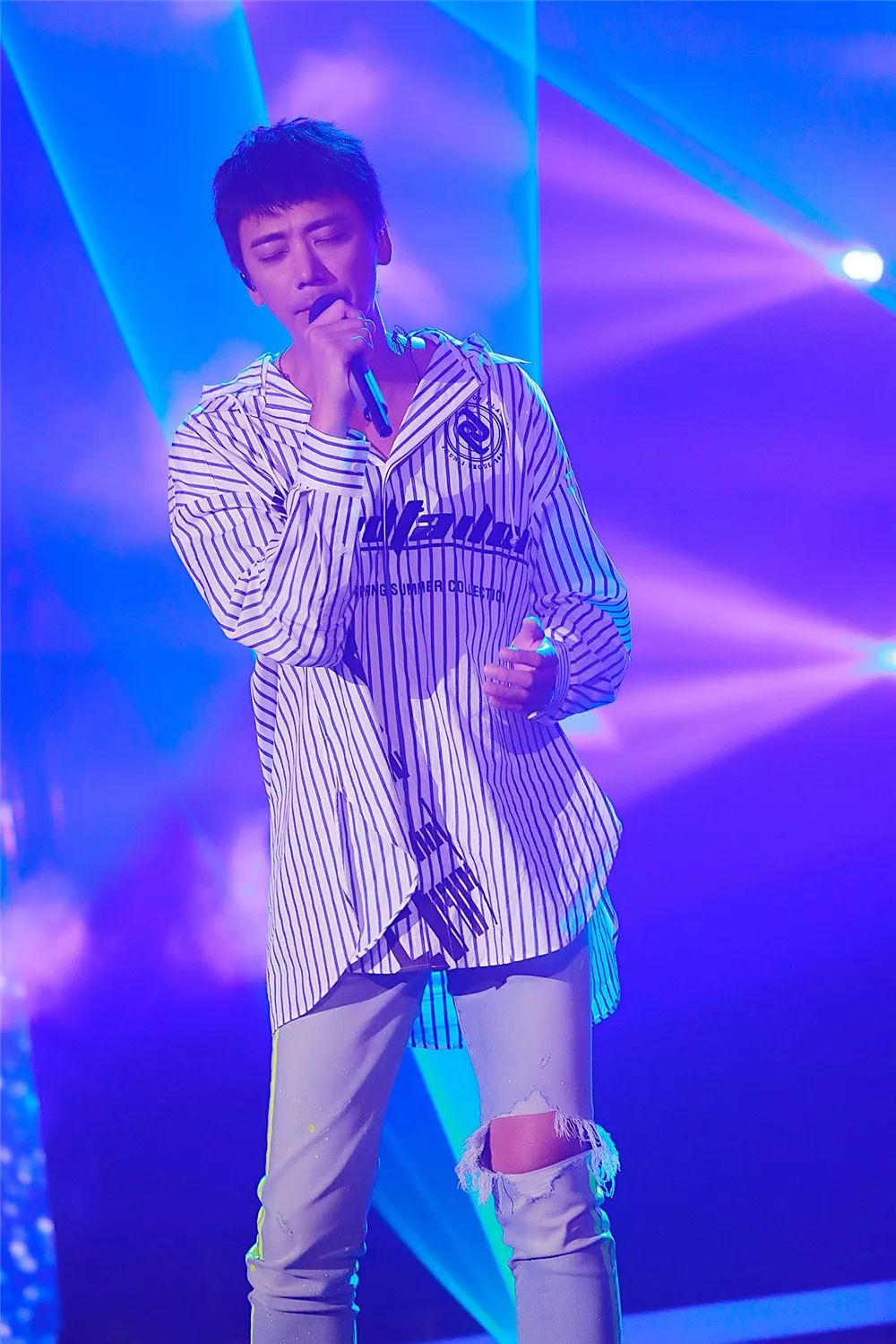 歌手信条纹衬衫搭配破洞裤造型酷帅又拉风48岁衣品不输小鲜肉