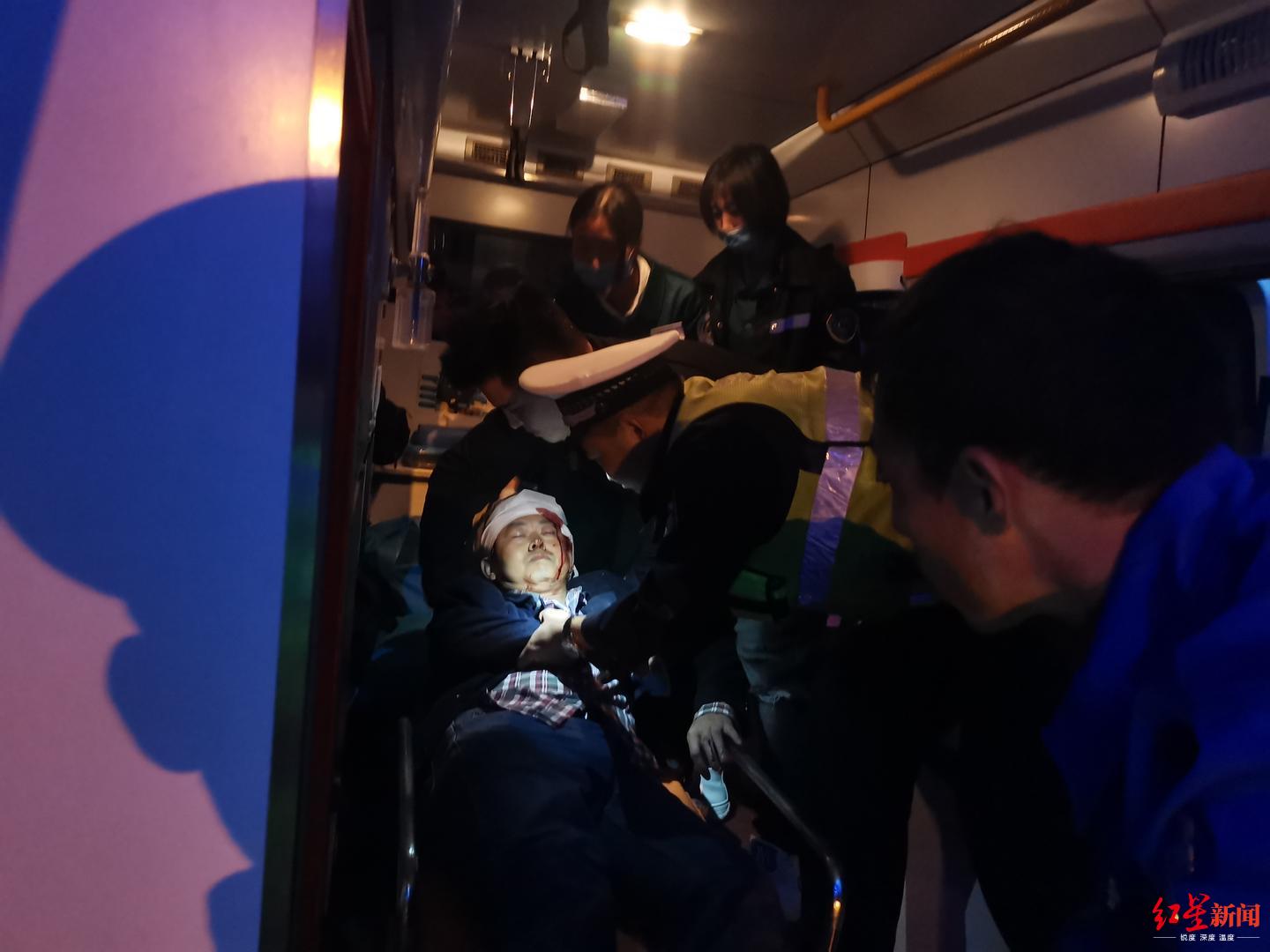 警民合力将男子送上救护车当晚,绵阳交警直属三大队一中队中队长徐保