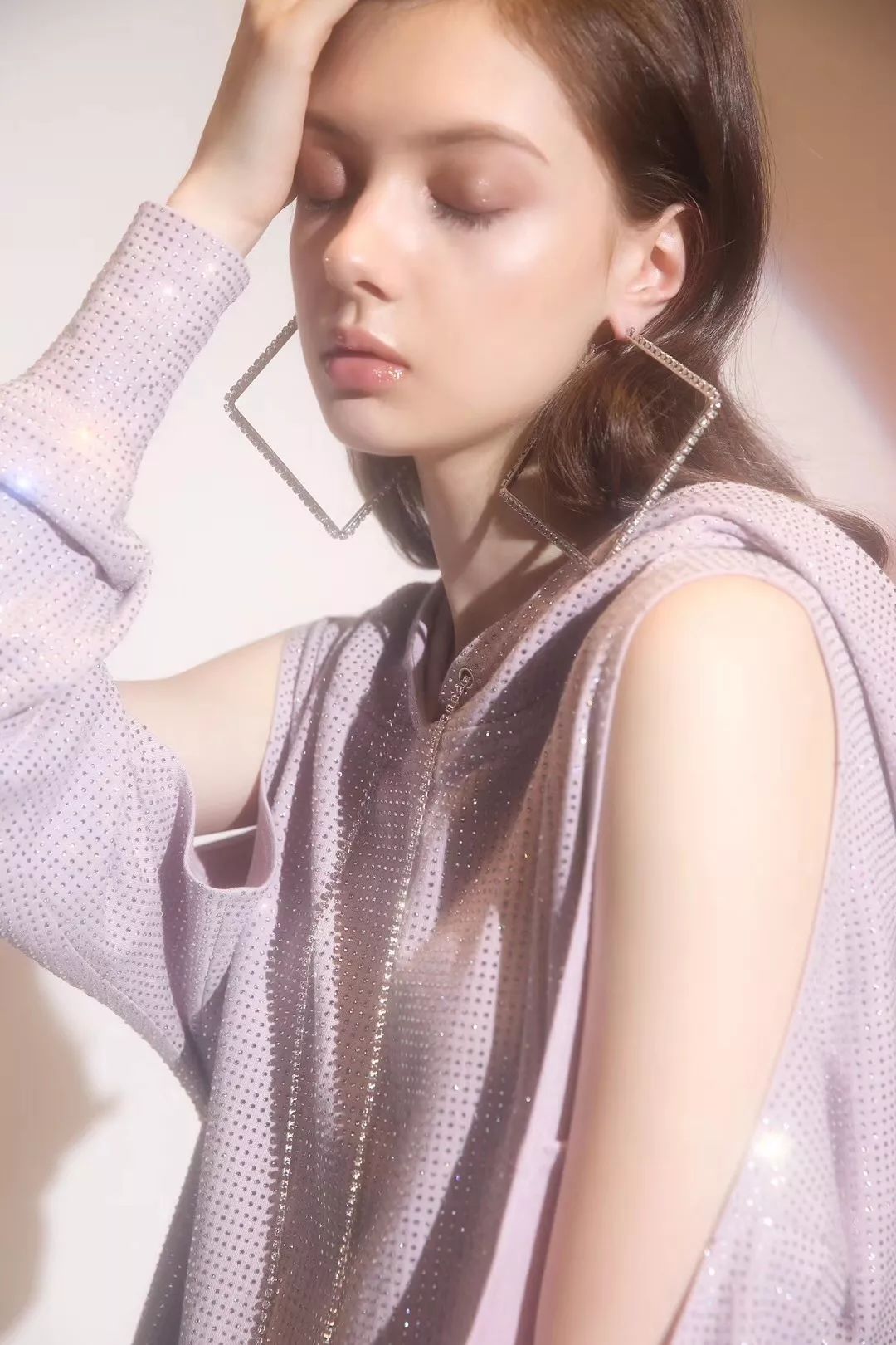 品牌创始人兼设计师陈羽希(doris chen)毕业于中国传媒大学,后前往