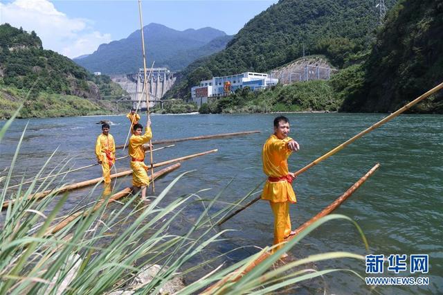 福建寧德獨木衝浪秀絕技