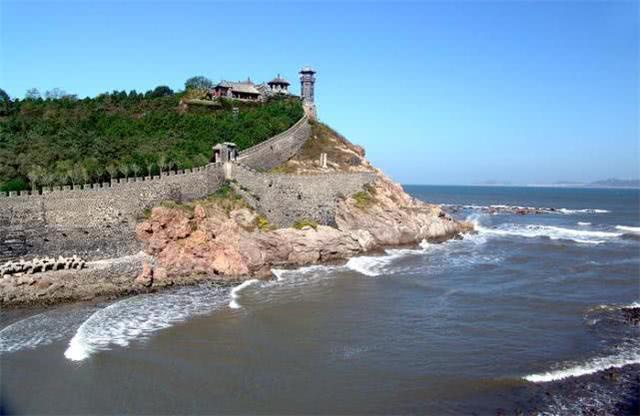 而蓬莱阁就坐落于这座古代传说中的仙岛上.