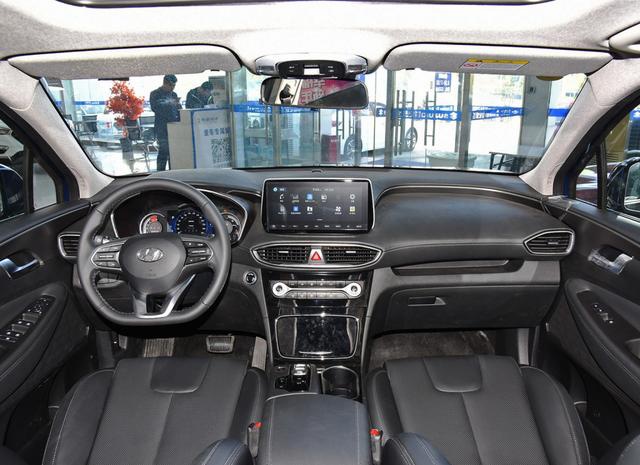 解读胜达6座次低配版轴距2865mm按键式换挡全景天窗