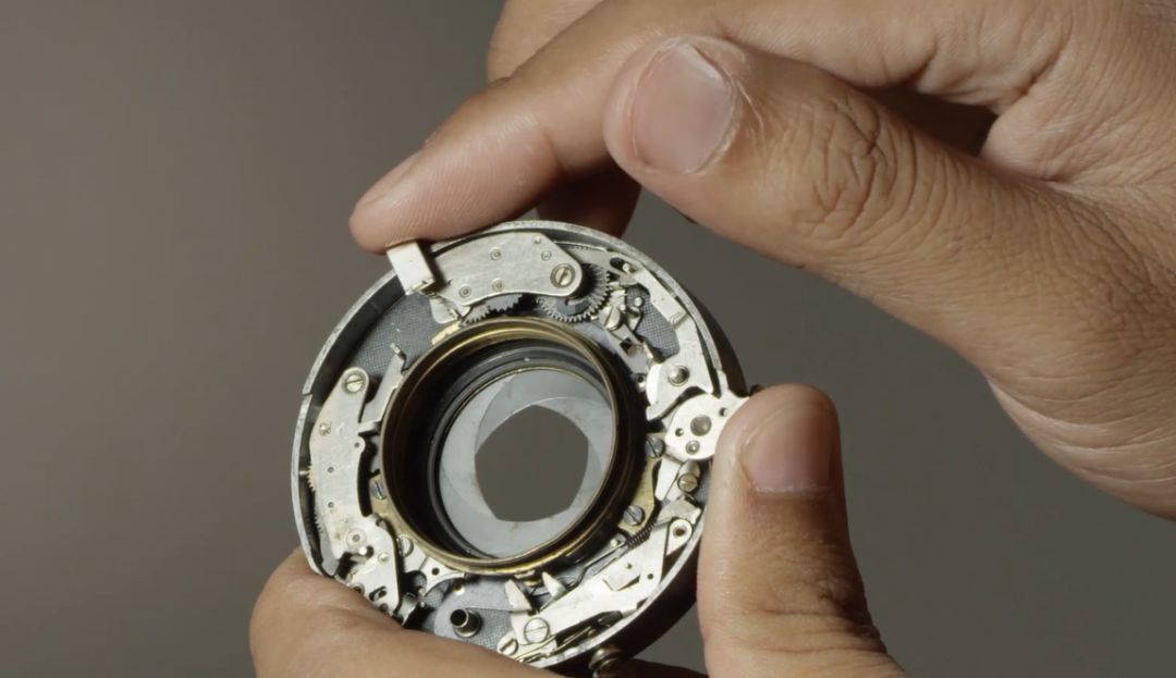 光圈,也指一种机械结构,是一种可变小孔的装置.