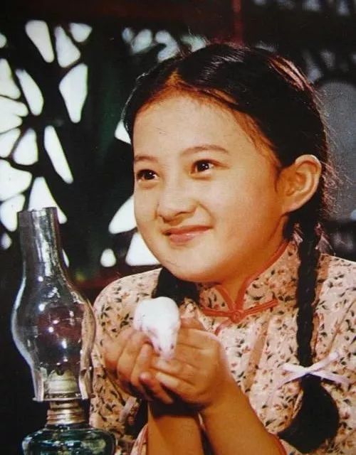 1992年,台湾华视与北京电视台合拍了部《风华绝代》,邀请刘晓庆出演女