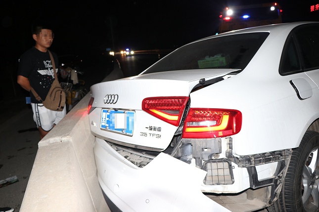 凌晨,超速奥迪车撞上电动车,现场惨烈__凤凰网