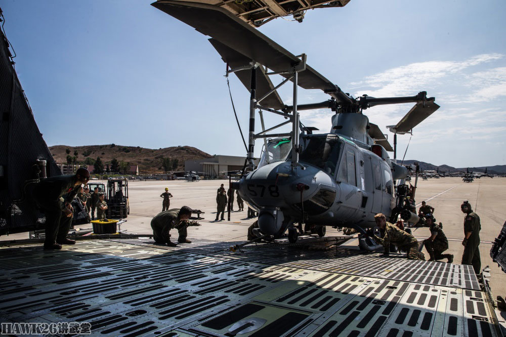 美军士兵亲自示范如何将uh1y毒液塞进c5m机舱