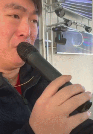 唱的同时还不忘做一些搞怪的表情,一瞬间感觉像是本山大叔