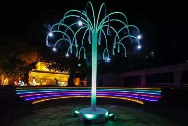 神秘的泡泡树生长出梦幻的白色泡泡并悄悄落下,轻轻触碰泡泡会化成水