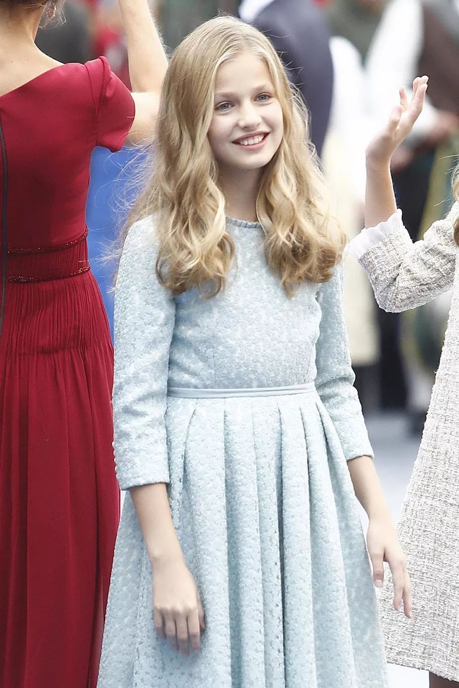 西班牙王室盛装亮相国王英气王后优雅两公主美若天仙惊艳众人