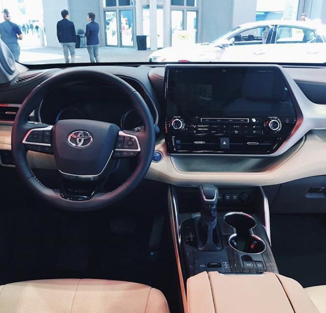 新车2020款汉兰达内饰有多豪华看过之后不想买雷克萨斯rx