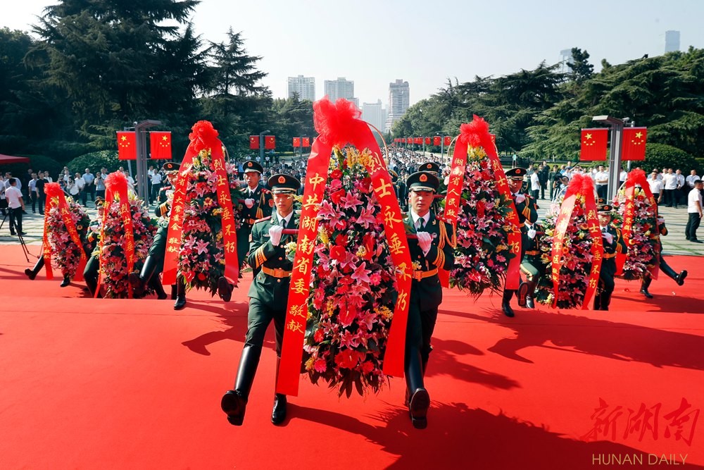 湖南省会各界向烈士敬献花篮仪式在长举行__凤凰网