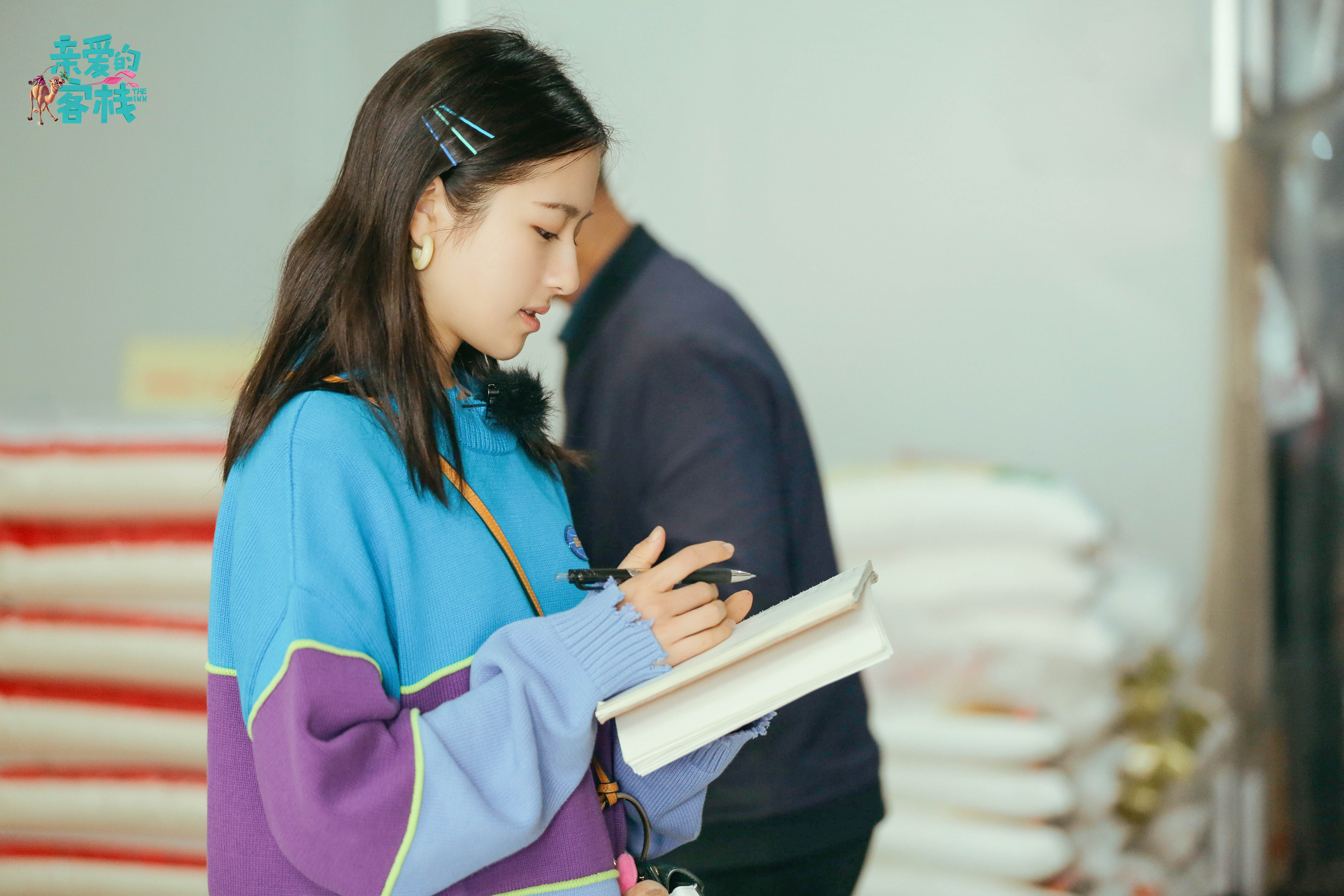 李兰迪拼色卫衣搭配出圣诞节气息