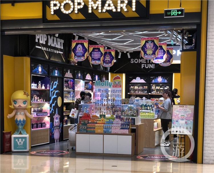 工作日中午的盲盒店内,前来购买盲盒的消费者没有断过.