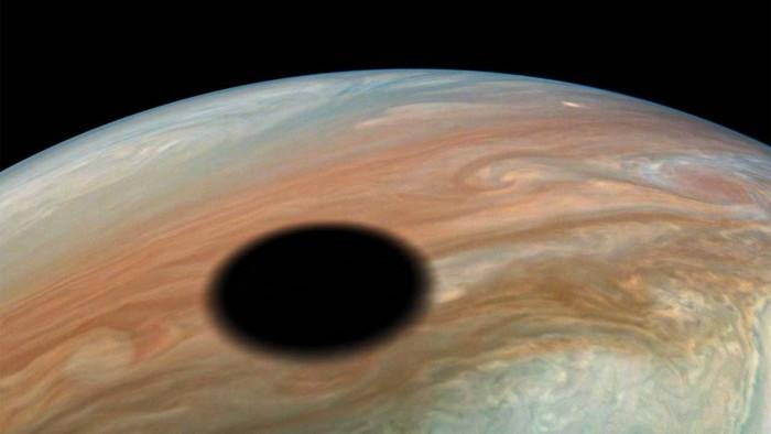 nasa照片展示木卫一在木星上投下阴影的景象