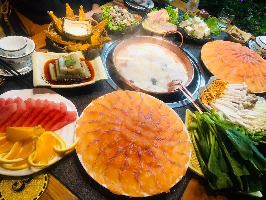 丽江纳西老铜锅四人餐,热腾腾的鱼骨汤铜锅涮,带你一鱼多吃,爽