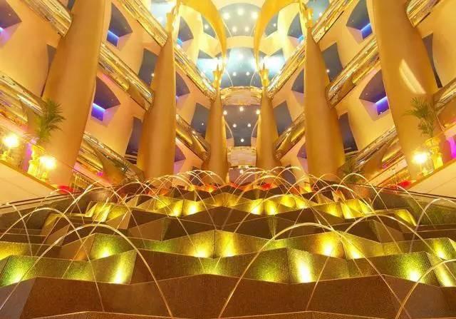 奢华,就是帆船酒店的代名词.到处都是土豪金!黄金总面积超过8000平米!