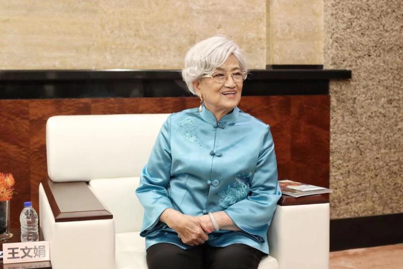 今晚,第七届上海文学艺术奖用一场简洁隆重的颁奖典礼见证