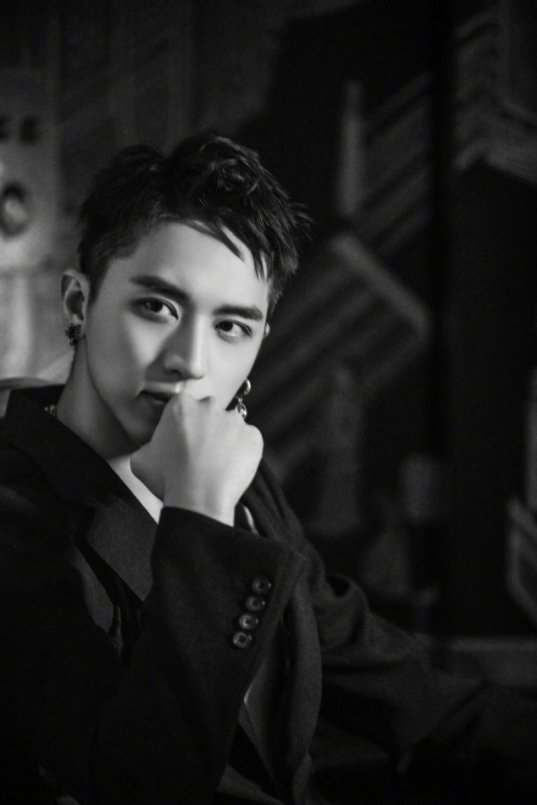 许魏洲身着蕾丝露背西装,男人也可以如此性感__凤凰网