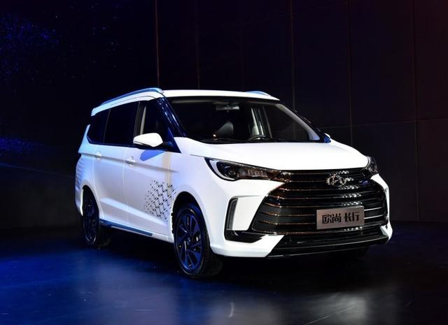 长安六座mpv,外观酷似埃尔法,卖6.89万实用不输五菱宏光plus