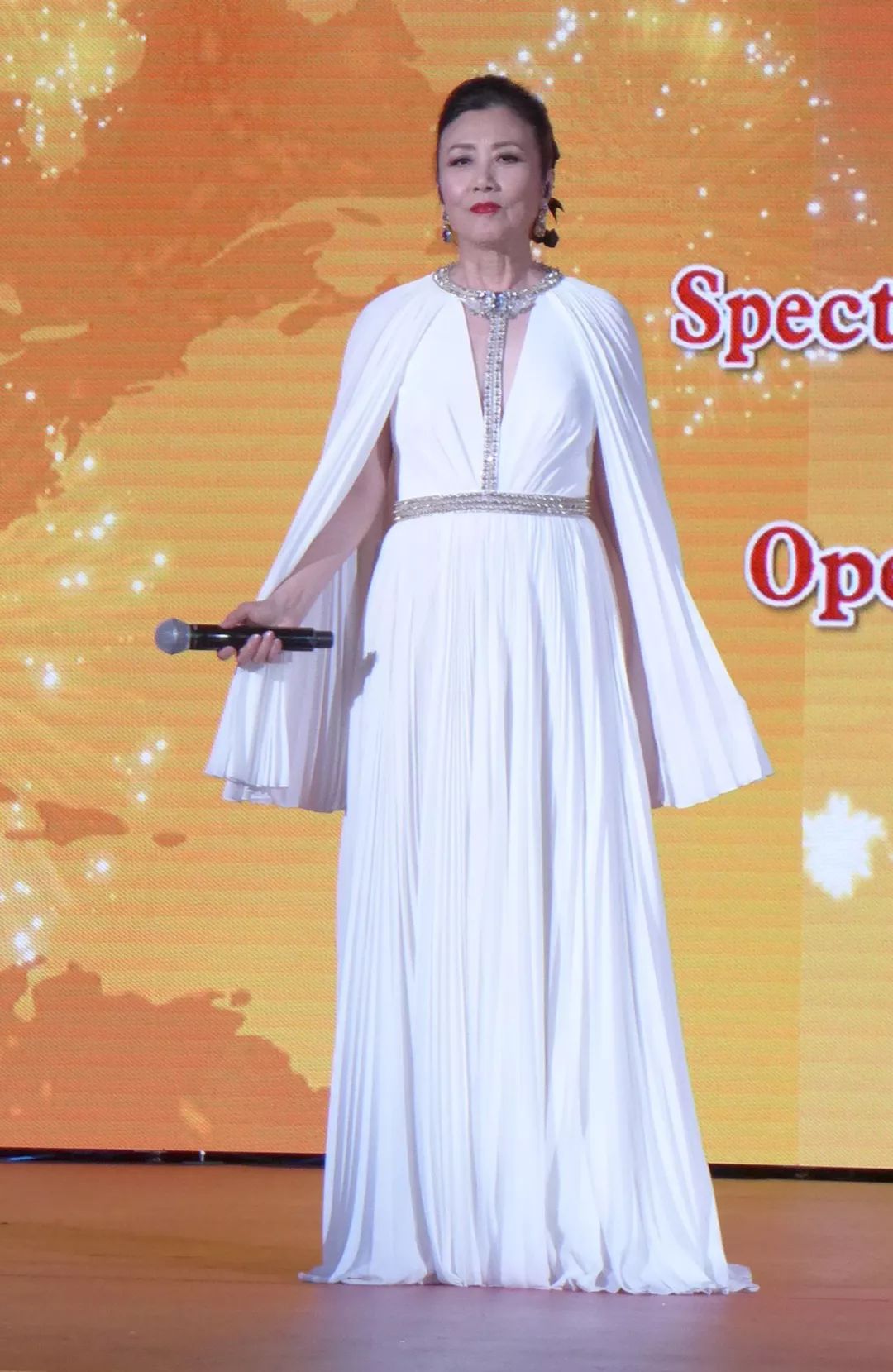 汪明荃新发型真减龄透视上衣配西装玩混搭72岁拿纽扣当耳环