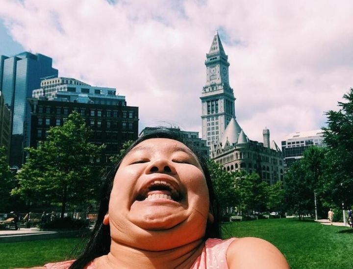 别人的旅游自拍照都是美美的,但她不一样