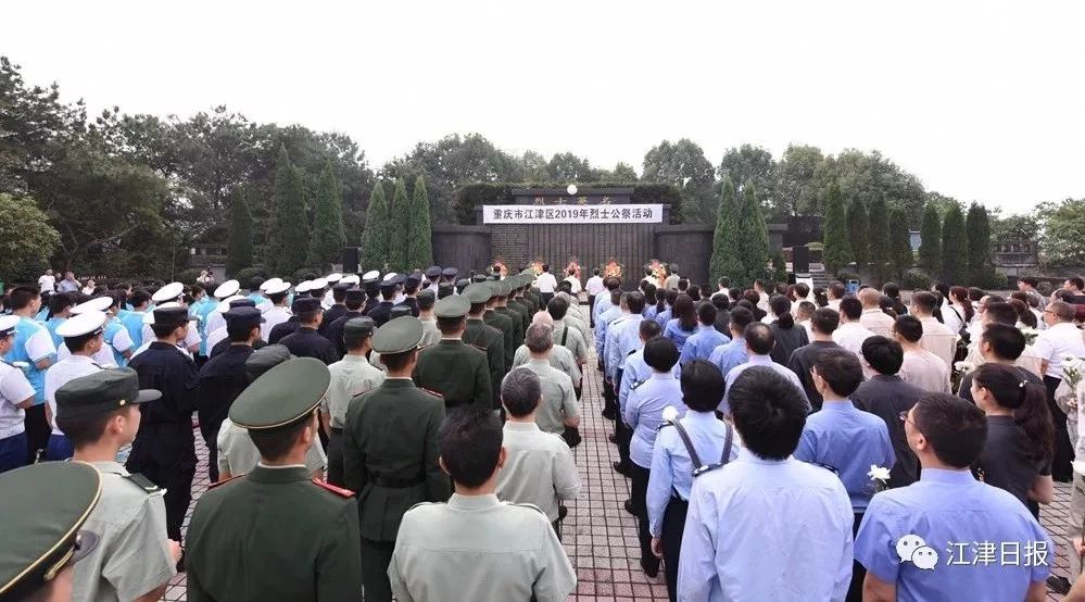 隆重举行烈士纪念日活动我区在艾坪山烈士陵园第六个烈士纪念日今天是