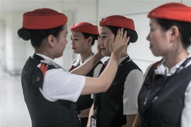 常被旅客误认为是空姐,其实他们的身份是礼橙专车接机员,让高品质的