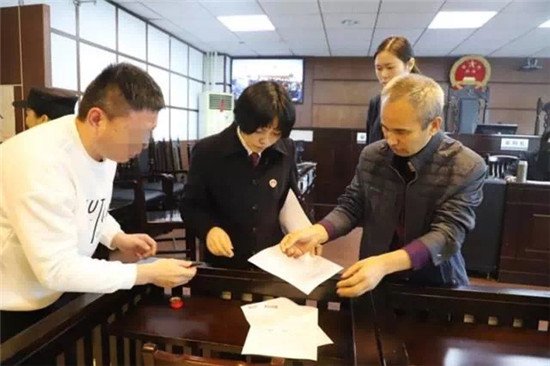 11月8日,汨罗市人民法院公开开庭审理了