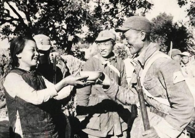为八路军游击队战士端茶送水的百姓▲敌后武工队根据战斗部署,由