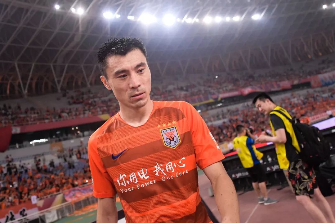 而鲁能的球迷对郑铮的业余生活也津津乐道,因为他被誉为是"被足球耽误