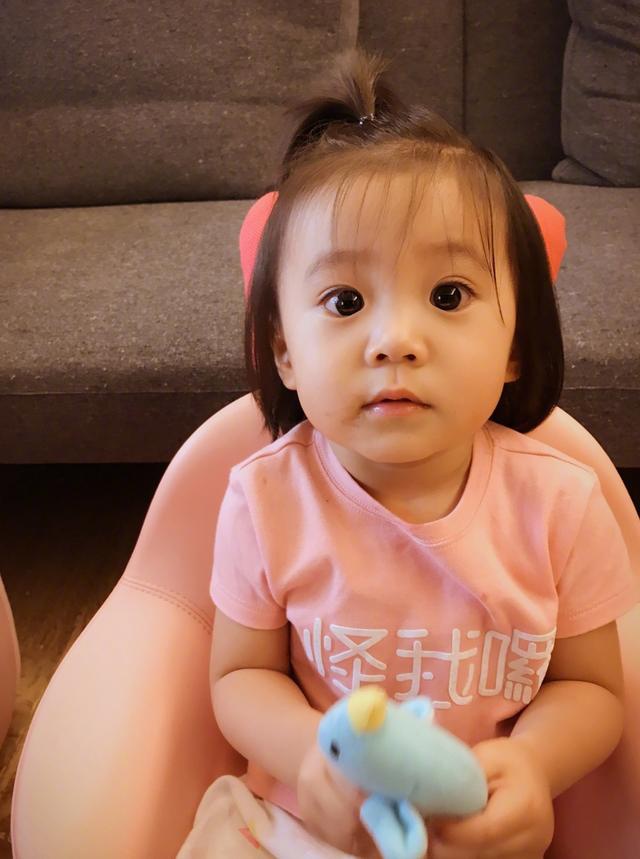 修杰楷掌厨,咘咘波妞穿公主裙大口吃饭毫无偶像包袱,超给面子