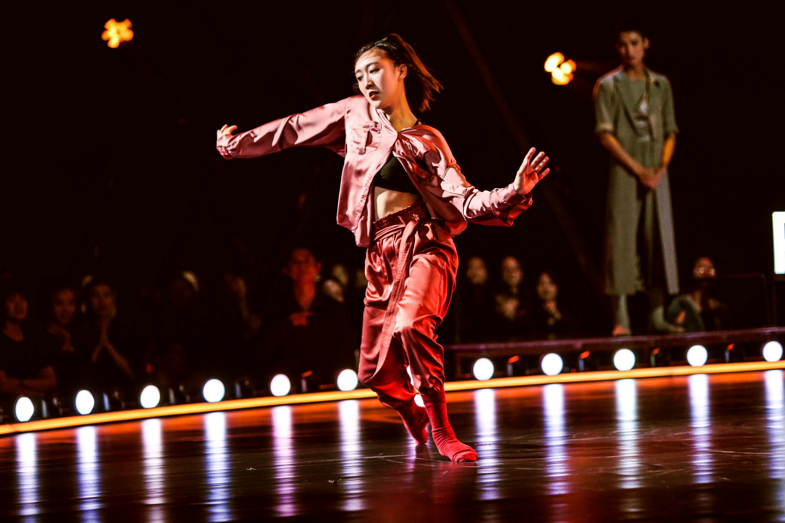 打开凤凰新闻,查看更多高清图片顶级青年舞者竞技秀《舞蹈风暴》将于