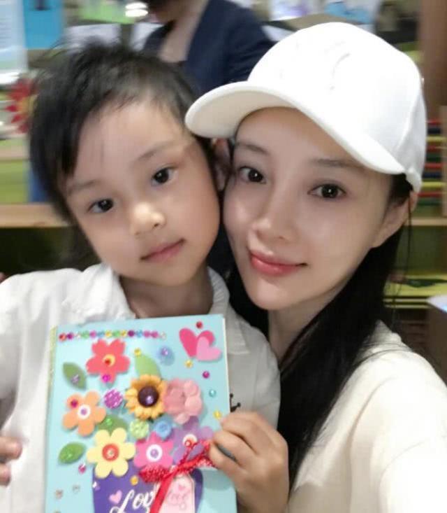 甜馨上了小学,李小璐与神秘男现身日本,穿水手裙打扮如少女,柳素英